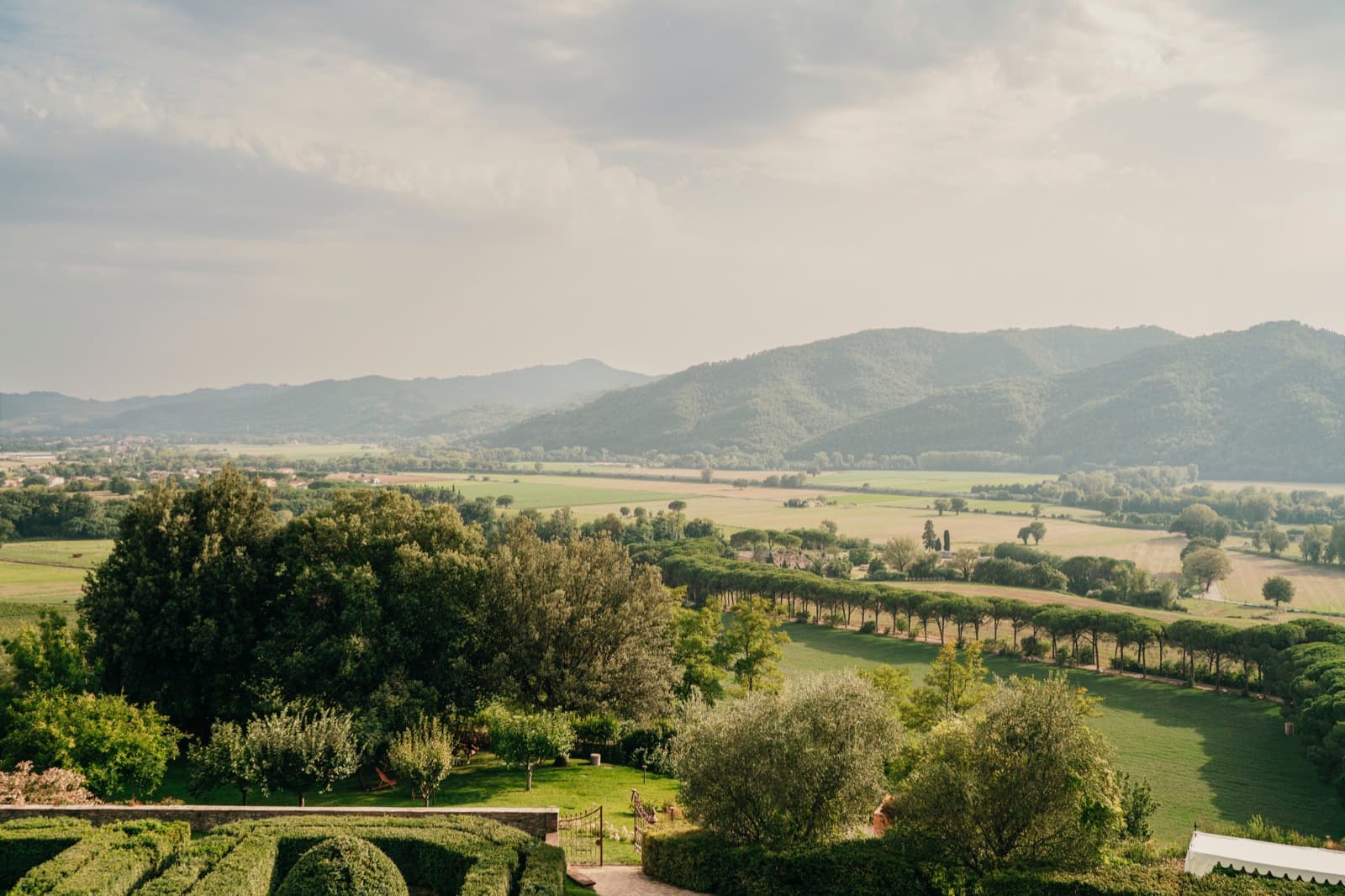 Esterno panoramico di una location matrimoni in Italia